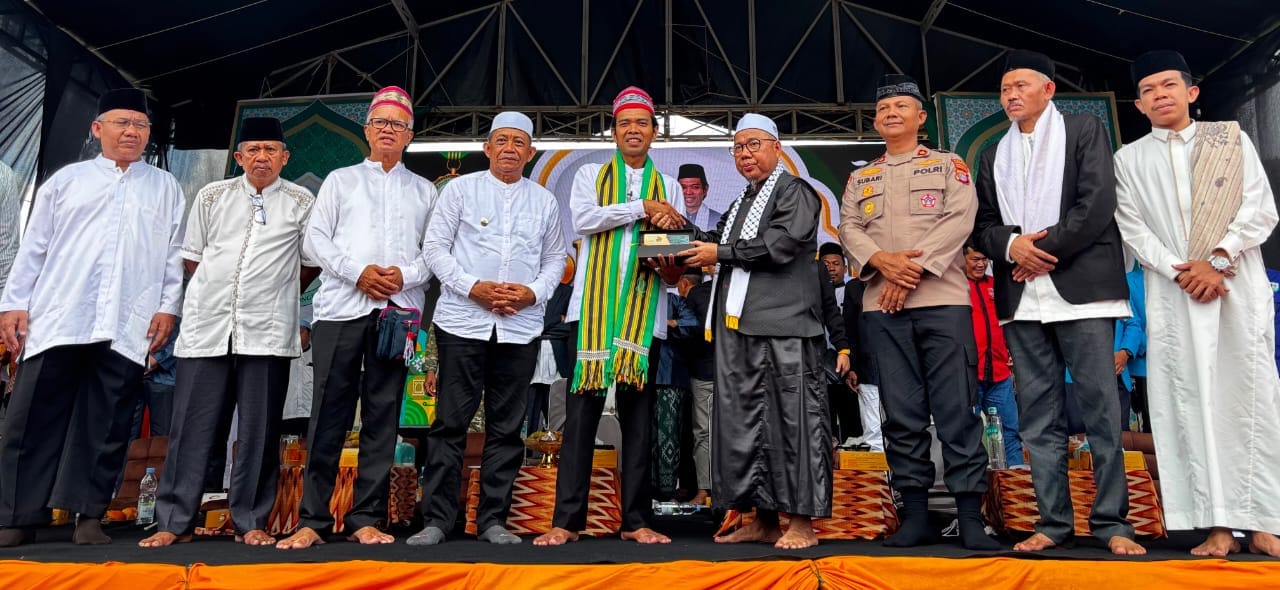 Ribuan jamaah memadati halaman Pondok Pesantren Assalam Arya Kemuning di Sendawar, Kutai Barat, saat perayaan Harlah ke-34 yang menghadirkan Ustadz Abdul Somad dan Menteri Agama Nasaruddin Umar pada Sabtu (4/7/2026).