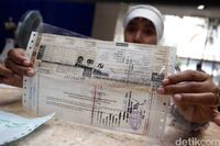 Gerai Samsat Bapenda DKI Jakarta melayani pembayaran pajak kendaraan bermotor, termasuk program penghapusan sanksi administrasi di Pekan Raya Jakarta (PRJ). (Ilustrasi)
