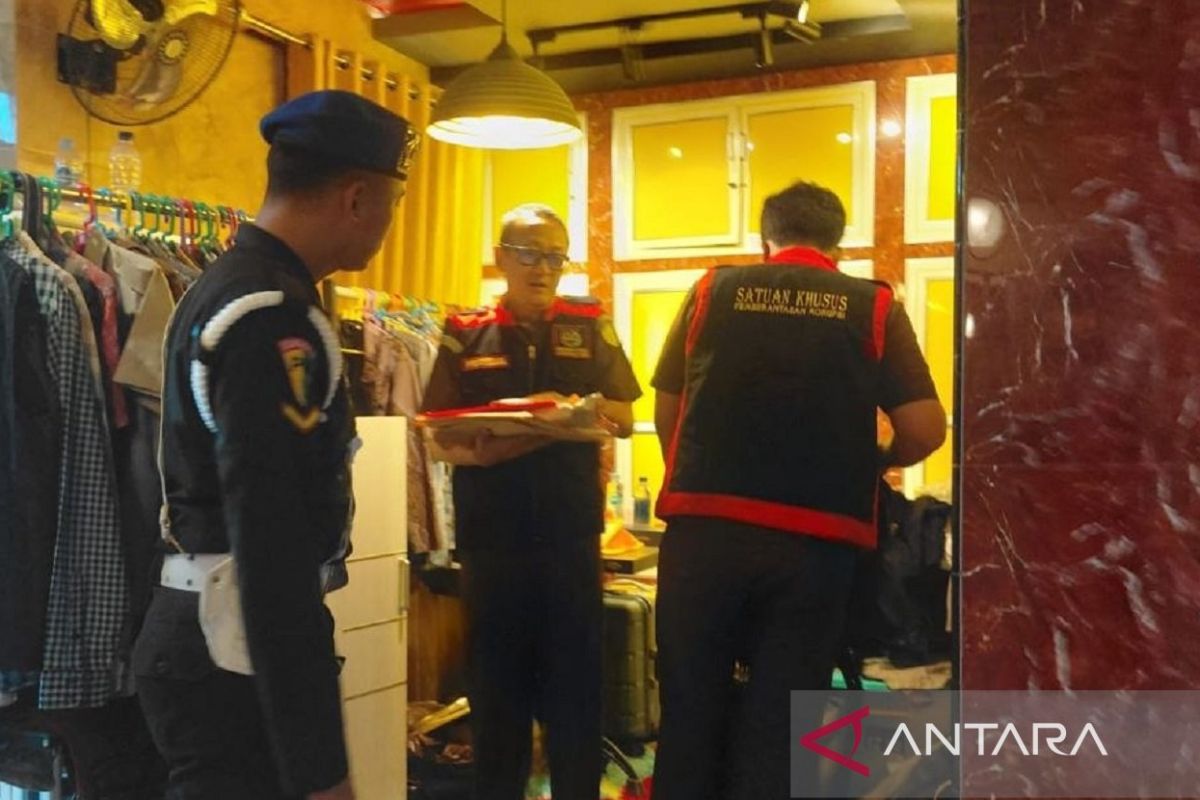Tim penyidik Kejaksaan Tinggi Kalimantan Timur (Kejati Kaltim) saat melakukan penggeledahan di Kantor Dinas Pendidikan dan Kebudayaan (Disdikbud) Kabupaten Kutai Kartanegara (Kukar) terkait dugaan korupsi dana insentif guru.