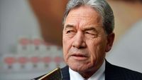 Menteri Luar Negeri Selandia Baru, Winston Peters, (kiri) bersama Duta Besar China di Selandia Baru, menyusul insiden diplomatik baru-baru ini yang memicu ketegangan.