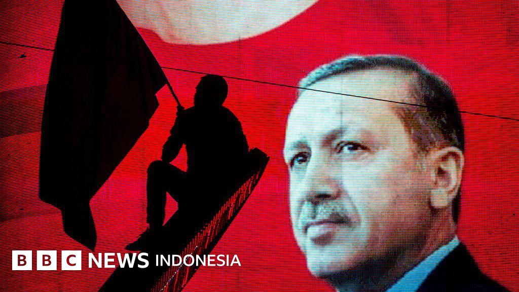 Presiden Turki Recep Tayyip Erdogan menyampaikan pidato, menandai transformasi politik dan konsolidasi kekuasaan di Turki pasca-upaya kudeta 2016.