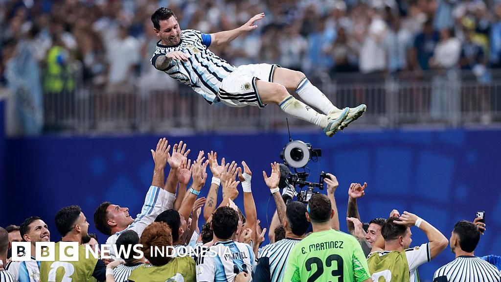 Diego Maradona berselebrasi usai mencetak gol ke gawang Inggris di perempat final Piala Dunia 1986, salah satu momen paling kontroversial sekaligus brilian dalam sejarah sepak bola.