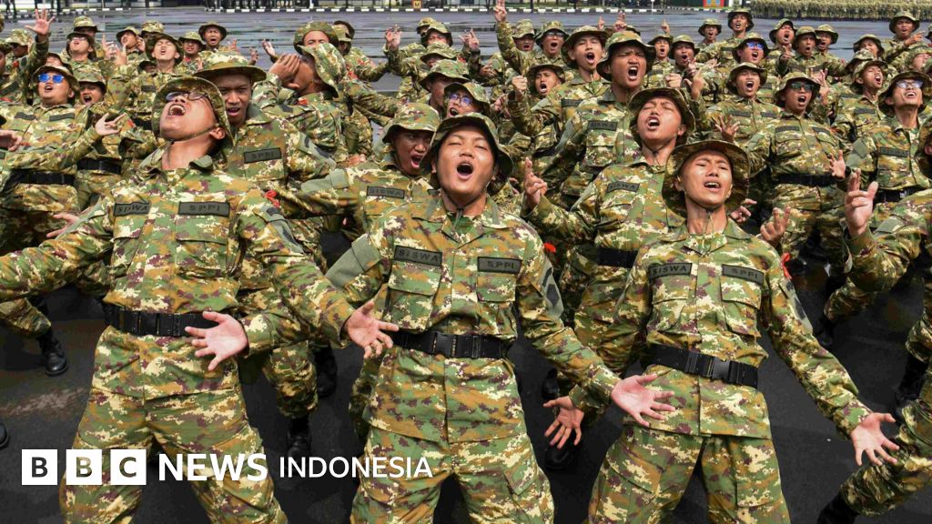 Proses evakuasi korban pelatihan semi militer yang menewaskan lima calon manajer Koperasi Desa Merah Putih.