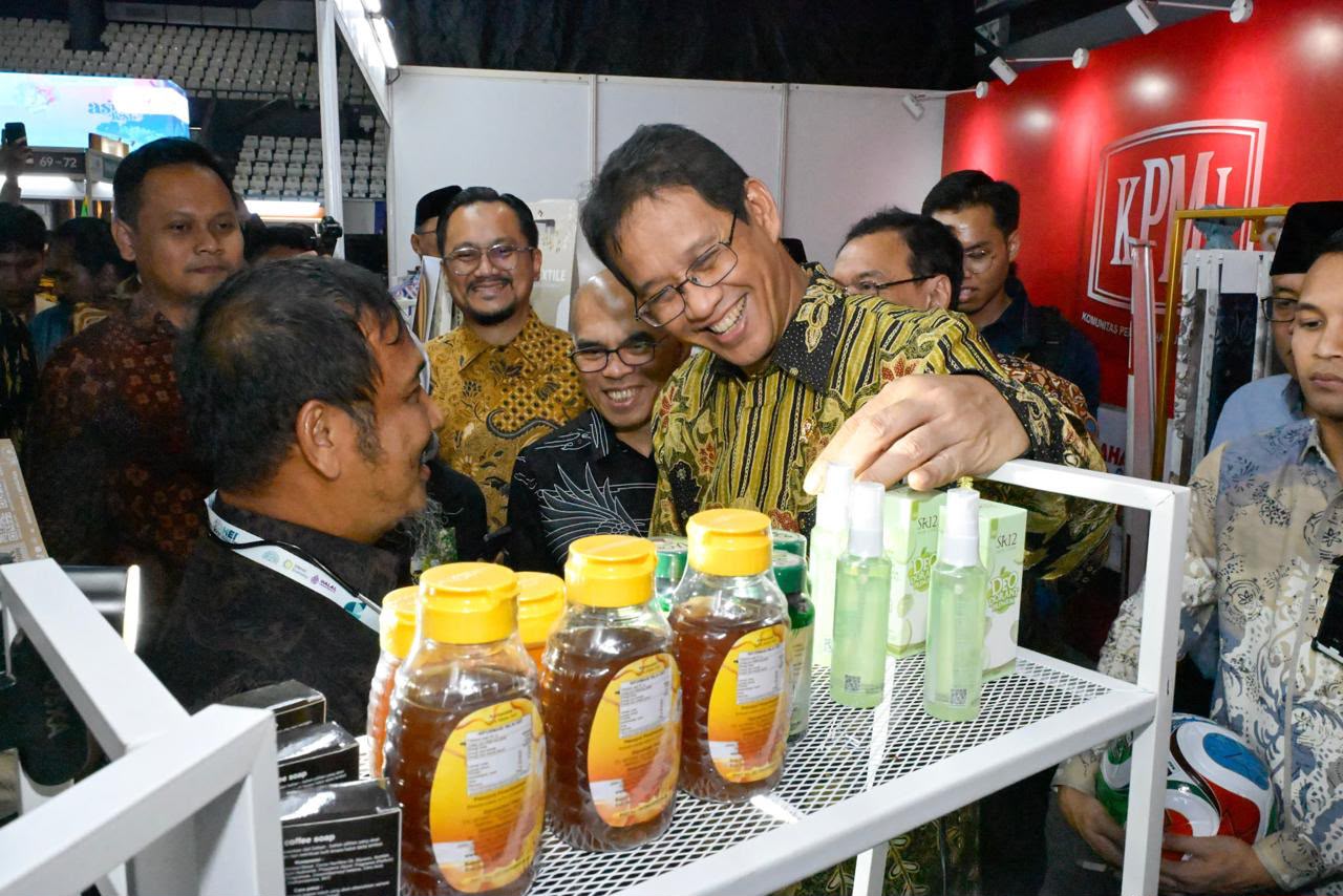 Logo D-8 Halal Expo Indonesia 2026 yang akan diselenggarakan di Jakarta, menjadi simbol komitmen negara-negara D-8 dalam memajukan ekonomi syariah global.