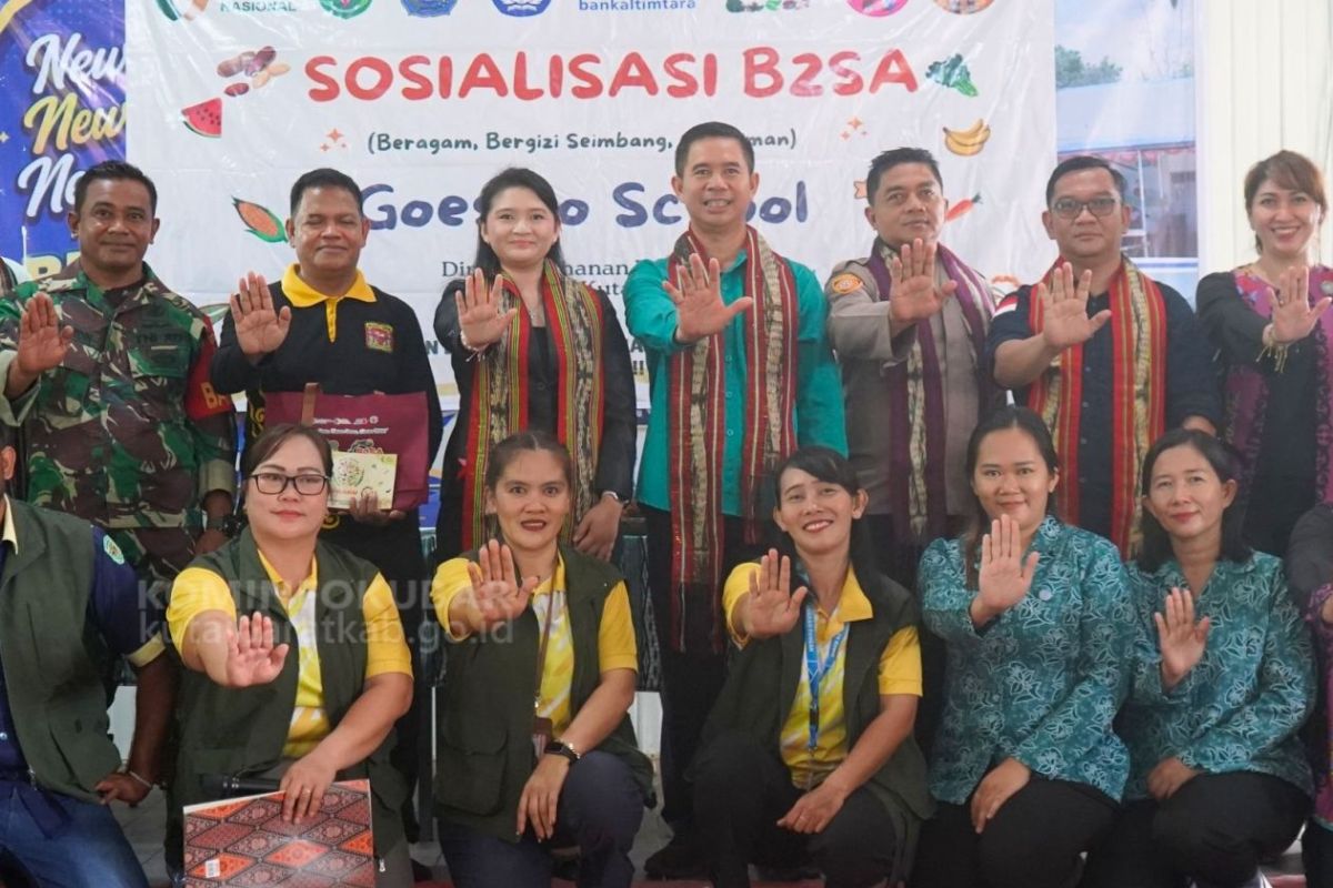 Seorang petugas dari Pemkab Kutai Barat memberikan edukasi tentang pentingnya konsumsi makanan Beragam, Bergizi, Seimbang, dan Aman (B2SA) kepada masyarakat dalam salah satu sesi kampanye.