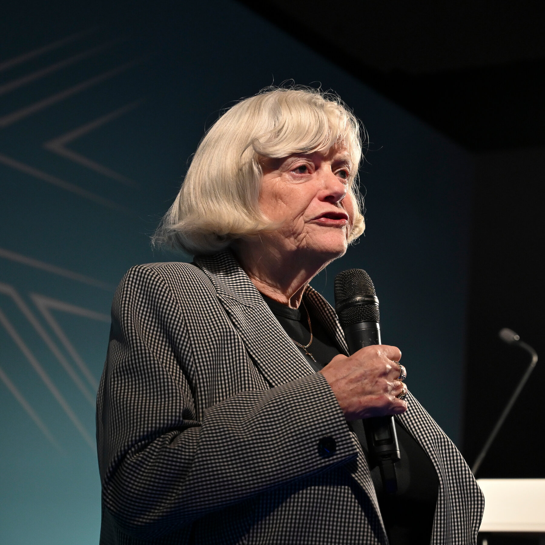 Petugas polisi Inggris melakukan penyelidikan di lokasi kejadian setelah Ann Widdecombe, politikus Reform UK, tewas dalam serangan bertarget.