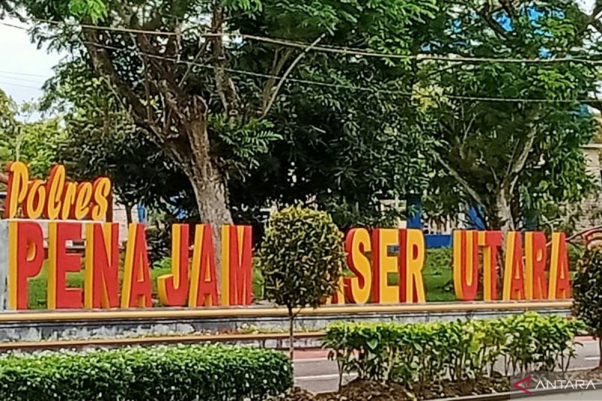 Petugas Polres Penajam Paser Utara menunjukkan barang bukti narkotika jenis sabu dan pil koplo hasil sitaan dari berbagai operasi sepanjang tahun 2024.