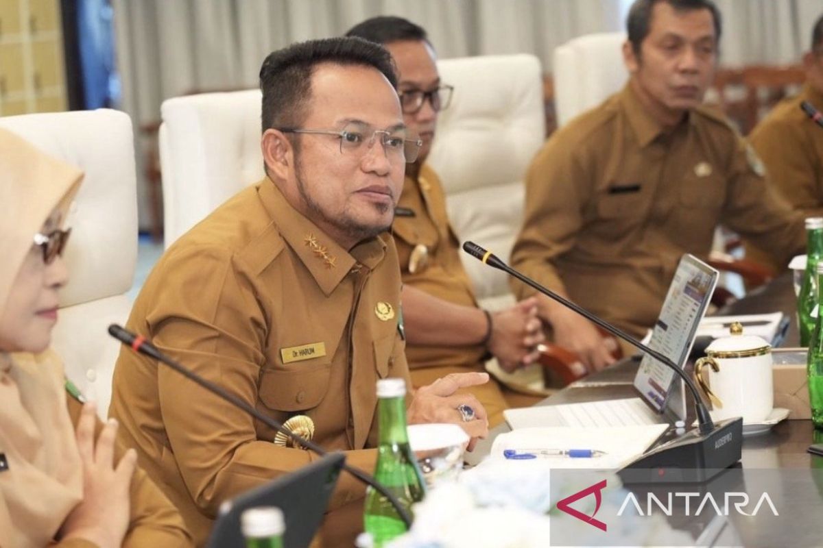 Sistem radar Automatic Identification System (AIS) modern yang diintegrasikan oleh Pemerintah Provinsi Kalimantan Timur untuk meningkatkan keamanan dan pemantauan lalu lintas di perairan regional yang vital.