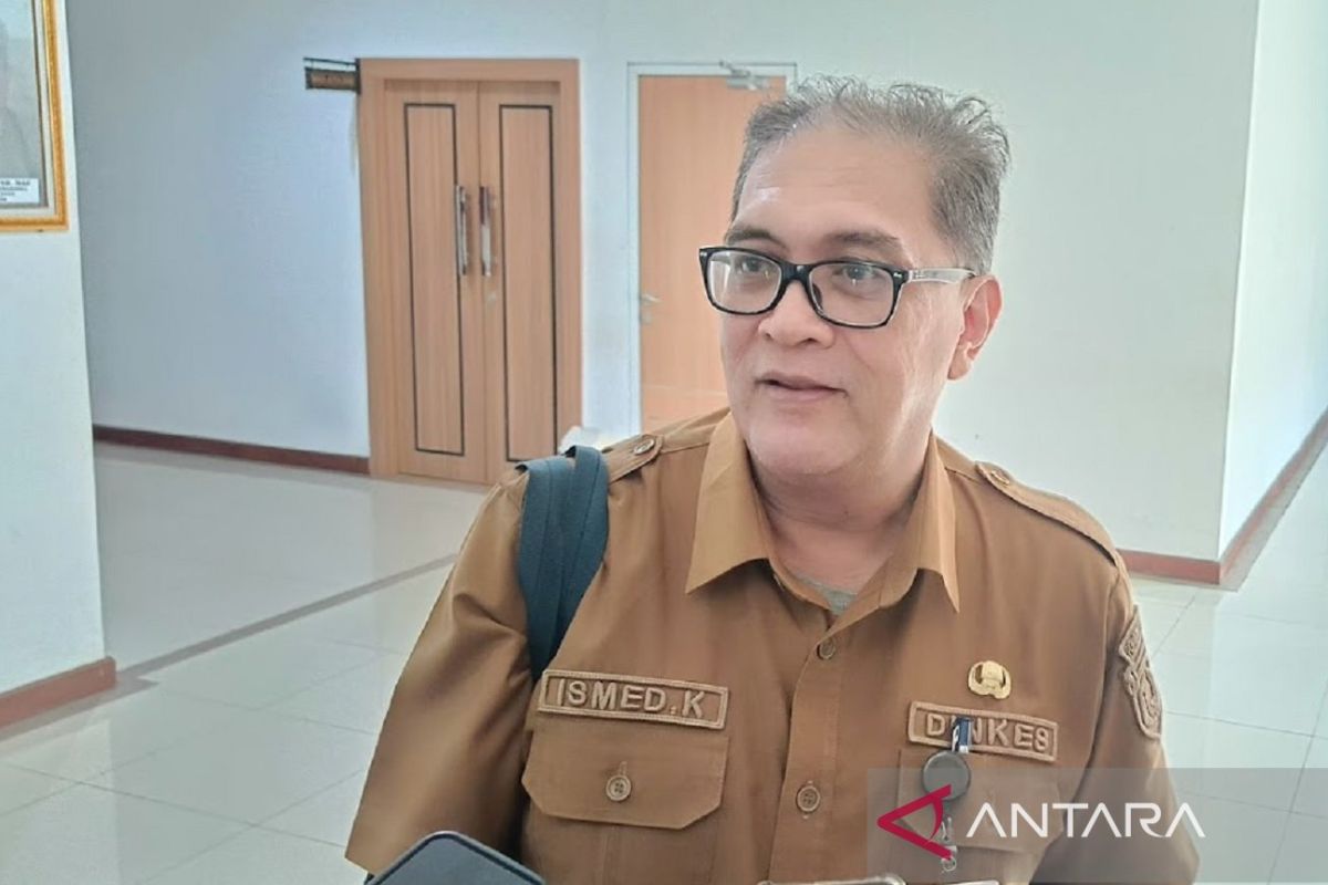 Petugas medis di salah satu puskesmas di Samarinda melayani warga yang mengikuti program Cek Kesehatan Gratis (CKG). Inisiatif ini telah menjangkau lebih dari 28 ribu warga untuk deteksi dini penyakit dan akan terus berlanjut.