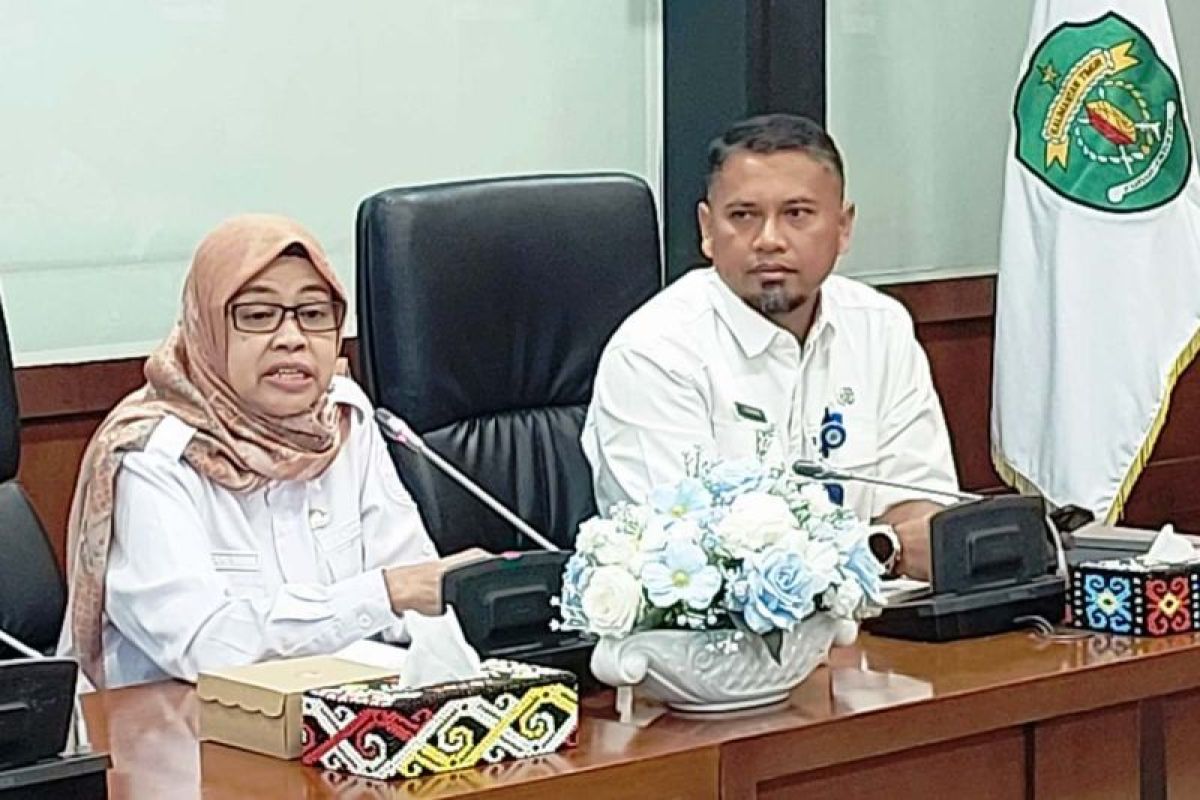Ilustrasi proses pelaporan dan pemantauan data digital antar-pemerintah daerah dan pusat, menunjukkan efisiensi tata kelola.