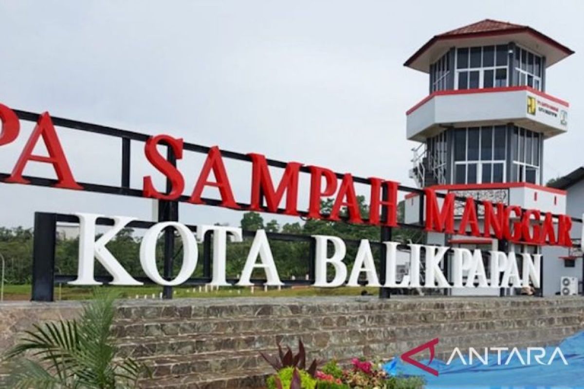 Petugas Dinas Lingkungan Hidup Balikpapan saat melakukan pemantauan di area TPA Manggar, memastikan implementasi sistem sanitary landfill berjalan efektif untuk mencegah potensi kebakaran.