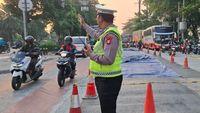 Kemacetan panjang terjadi di Jalan Daan Mogot, Jakarta Barat, dekat lampu merah Cengkareng, akibat proyek pengecoran jalan yang sedang berlangsung pada (tanggal kejadian, e.g., Rabu, 24 April 2024).