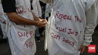 Pencari suaka menggelar aksi 'Cruel July' di Jakarta, menuntut perubahan kebijakan imigrasi Australia yang telah menelantarkan mereka selama 12 tahun.