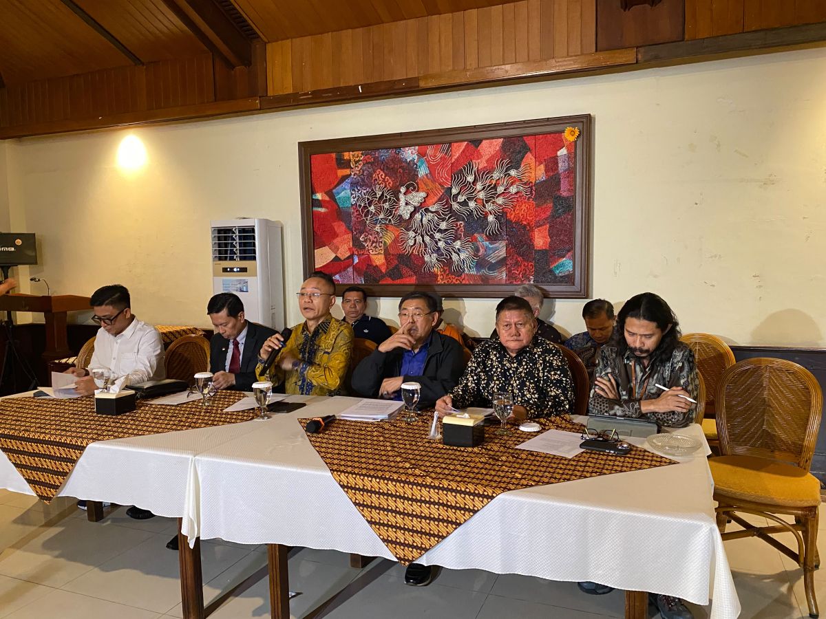 Ilustrasi gedung pengadilan tempat sidang praperadilan sering digelar, atau sosok Andi Azwan yang menyampaikan kritik.