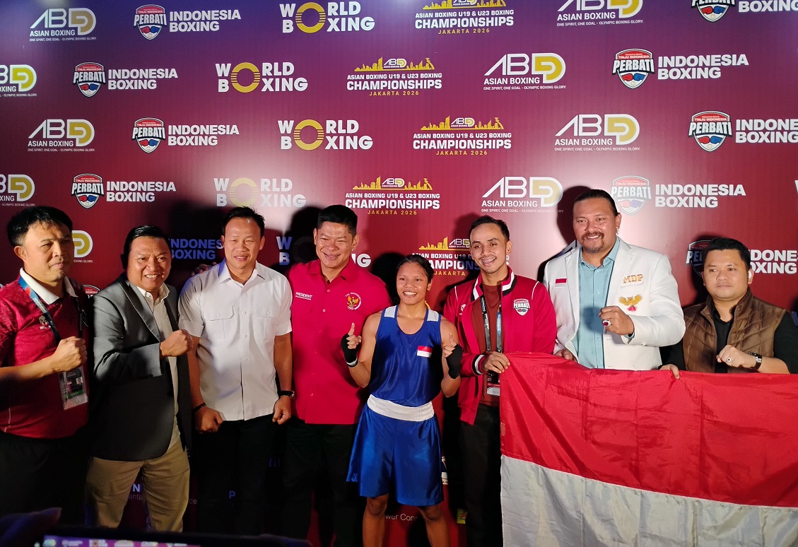 Anggie Intania Chalik (kanan) mengangkat tangannya setelah dinyatakan sebagai pemenang medali emas di Kejuaraan Tinju Asia U-19 dan U-23 2026 di Basket Hall Senayan, Jakarta.