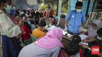 Petugas berjibaku memadamkan api di area TPA Jatiwaringin, Kabupaten Tangerang, yang asapnya berdampak pada permukiman warga sekitar.
