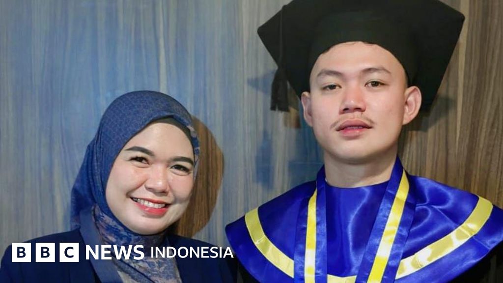 Seorang kerabat korban tampak berduka setelah insiden kecelakaan yang diduga melibatkan konvoi kendaraan TNI di Papua. Keluarga korban menuntut keadilan dan pertanggungjawaban.