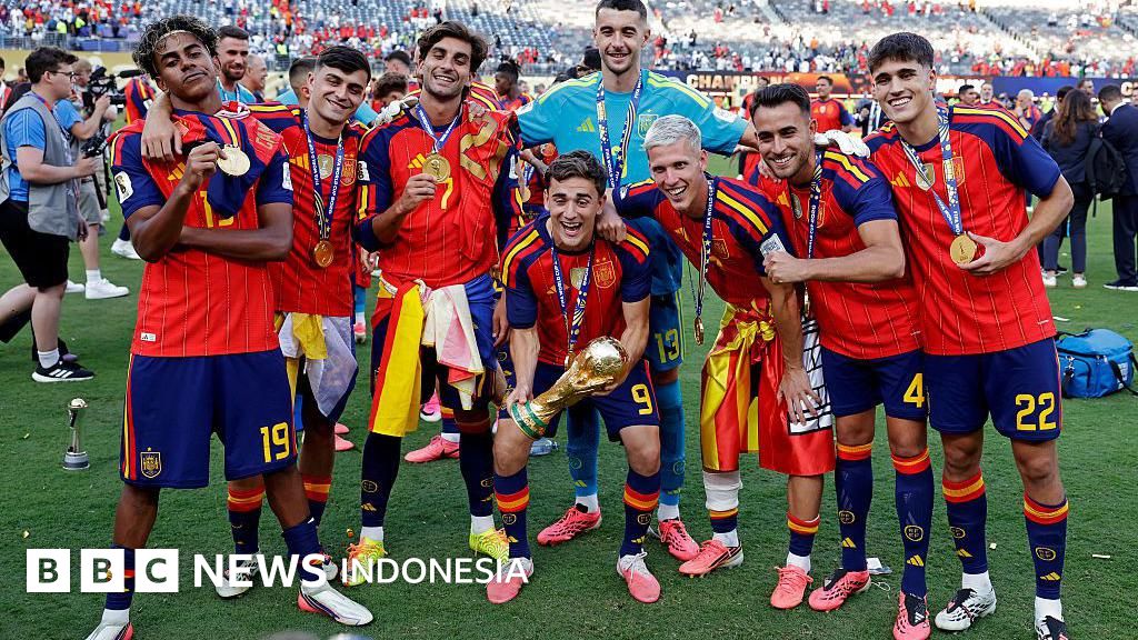 Pemandangan kebanggaan para pemain Timnas Spanyol, baik putra maupun putri, yang merayakan kemenangan di Piala Dunia, melambangkan puncak dominasi mereka di kancah sepak bola global.