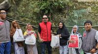 Relawan Sahabat Bahtra saat mendistribusikan paket sembako kepada warga kurang mampu sebagai bagian dari program 'Bahtra Peduli' di Kendari, Sulawesi Tenggara.