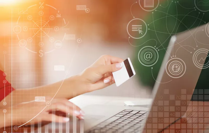 Seorang konsumen menggunakan aplikasi perbankan digital di ponselnya, menunjukkan pentingnya keamanan siber dalam setiap transaksi keuangan online.