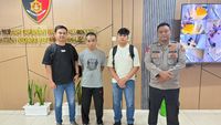 Petugas kepolisian saat menyerahkan berkas perkara dan tersangka narkoba kepada kejaksaan.