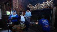 Perwakilan BCA berdiskusi dengan pengelola desa Bakti BCA di Labuan Bajo untuk program pengembangan gastronomi lokal.