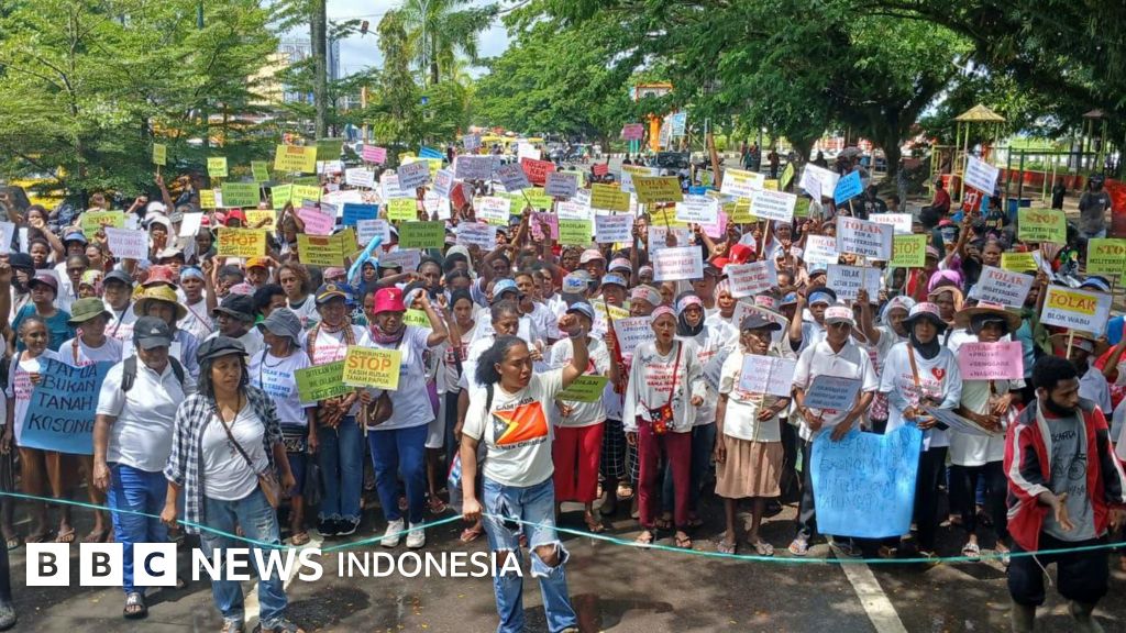 Ratusan mama-mama pedagang asli Papua dari berbagai daerah menggelar aksi damai di Kota Sorong, menyuarakan tuntutan dukungan ekonomi dan penolakan terhadap militerisme serta PSN.