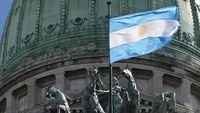 Ribuan warga Argentina membanjiri jalanan Buenos Aires, menyuarakan penolakan keras terhadap kebijakan penghematan radikal yang diterapkan oleh pemerintahan Presiden Javier Milei, pasca euforia Piala Dunia mereda.