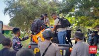 Suasana pasca-bentrok di salah satu desa di Adonara, Flores Timur, yang kini dijaga ketat aparat keamanan. (Ilustrasi)