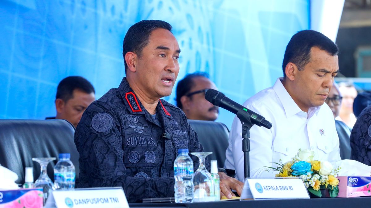 Petugas gabungan BNN dan Bea Cukai menunjukkan barang bukti kuncup bunga ganja seberat 3,37 ton yang berhasil disita dalam operasi di Gresik, Jawa Timur.
