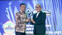 Gubernur Jawa Tengah Ahmad Luthfi menerima penghargaan Impactful Regional Leadership di ajang SBBI Award 2026, atas dedikasinya dalam pembangunan berkelanjutan dan pemberdayaan UMKM.