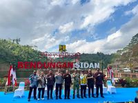 Presiden Prabowo Subianto meninjau salah satu bendungan strategis yang baru diresmikan, menegaskan komitmen pemerintah terhadap penguatan ketahanan air dan pangan nasional melalui infrastruktur vital.