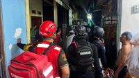 Personel Batalyon D Pelopor Brimob Polda Metro Jaya bersiaga saat patroli, siap merespons insiden darurat seperti kebakaran di Bekasi.