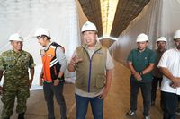 Petugas BULOG melakukan inspeksi kualitas beras di salah satu gudang penyimpanan, memastikan keamanan dan ketersediaan stok pangan nasional.