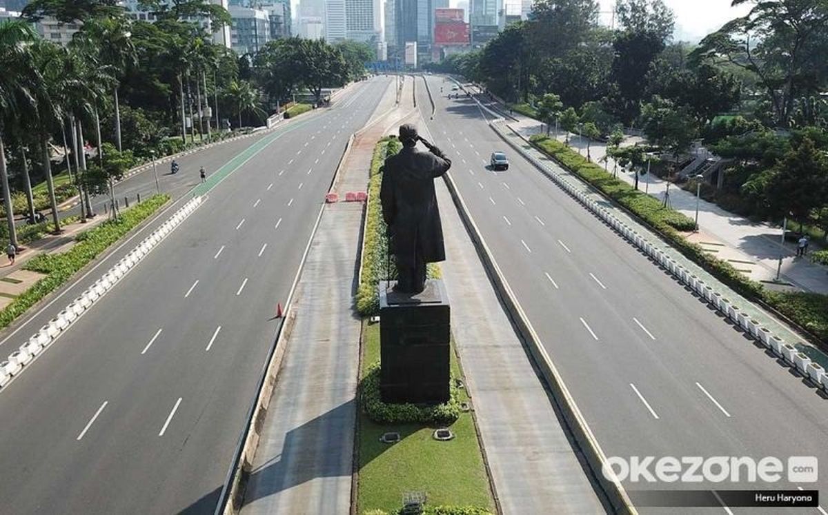 Warga beraktivitas di bawah terik matahari di salah satu sudut Jabodetabek saat BMKG memprakirakan suhu mencapai 34 derajat Celsius pada Rabu, 1 Juli 2026.