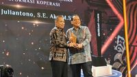 Menteri Koperasi dan UKM RI, Ferry, menerima penghargaan 'Figur Akselerator Kemajuan' kategori Tokoh Penggerak Ekonomi Kerakyatan dan Transformasi Koperasi di detikBali-Nusra Awards 2026.
