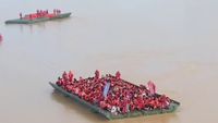 Tim penyelamat menggunakan jembatan apung berteknologi canggih untuk mengevakuasi ribuan warga dan pelajar yang terjebak banjir di Guigang, Provinsi Guangxi, China.