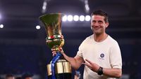 Cristian Chivu, pelatih Inter Milan, merayakan kemenangan gelar domestik di musim debutnya, kini membidik sukses Eropa pada 2026/2027.