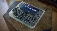 Seorang penggemar sedang memamerkan cyberdeck rakitannya yang unik, menonjolkan sentuhan personal, fungsionalitas kustom, dan estetika retro-futuristik.