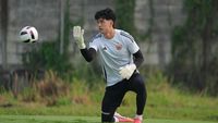 Cyrus Margono, kiper muda Persija Jakarta, yang dipinjamkan setelah klub mendatangkan Nadeo Argawinata.