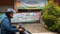 Petugas kepolisian saat melakukan olah TKP di lokasi Daycare Little Aresha, tempat terjadinya kekerasan dan penelantaran anak.