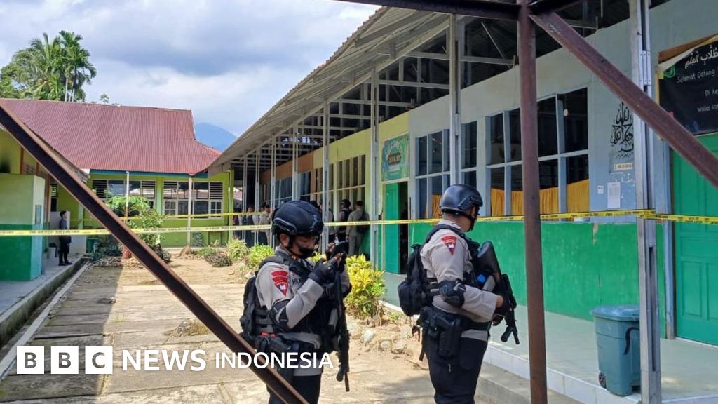 Tim gabungan Polda Sumbar dan Densus 88 melakukan olah tempat kejadian perkara (TKP) di MAN 3 Padang terkait dugaan ledakan.