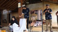 Warga Desa Kemiren, Banyuwangi, tampil membawakan tarian tradisional Osing yang menjadi bagian dari upaya pelestarian budaya sekaligus daya tarik wisata.