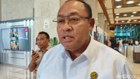 Kapal pengangkut material tambang yang diduga terlibat dalam aktivitas ilegal, sedang dalam pemeriksaan aparat penegak hukum.
