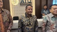 Petugas Bea Cukai bersama surveyor melakukan pemeriksaan teknis terhadap kontainer berisi barang impor di salah satu pelabuhan besar di Indonesia.