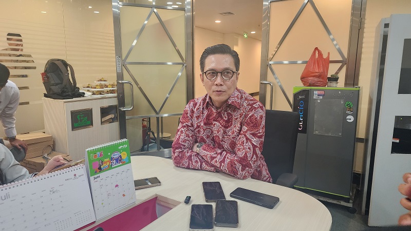 Direktur Utama Bursa Efek Indonesia (BEI) menjelaskan faktor-faktor yang mempengaruhi pergerakan IHSG di tengah ketidakpastian global dan spekulasi politik.