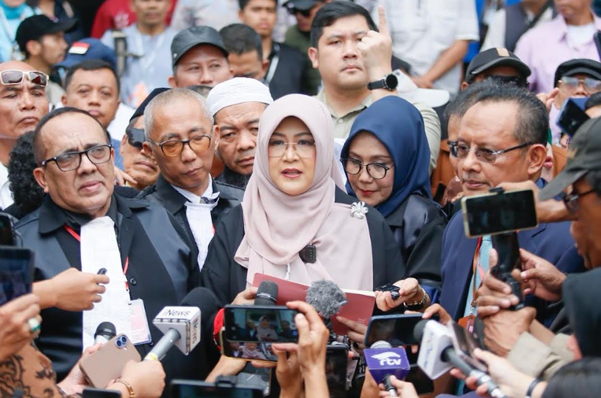 Dokter Tifa atau Tifauzia Tyassuma saat menyampaikan pendapatnya dalam sebuah forum publik.