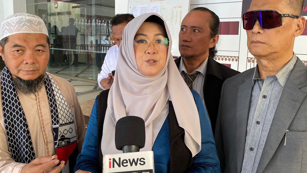 Suasana Pengadilan Negeri Jakarta Timur menjelang sidang perdana Dokter Tifa, dengan persiapan tenda untuk pengunjung dan pengamanan yang diperketat.
