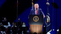Mantan Presiden AS Donald Trump berbicara di hadapan publik. Perintah kontroversialnya kepada Menteri Keuangan AS untuk menghentikan semua perdagangan dengan Spanyol memicu kekhawatiran global.