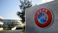 Ilustrasi kartu merah dalam pertandingan sepak bola, simbol ketegangan antara UEFA dan FIFA terkait interpretasi aturan yang dapat memengaruhi pemain seperti Folarin Balogun di Piala Dunia 2026.